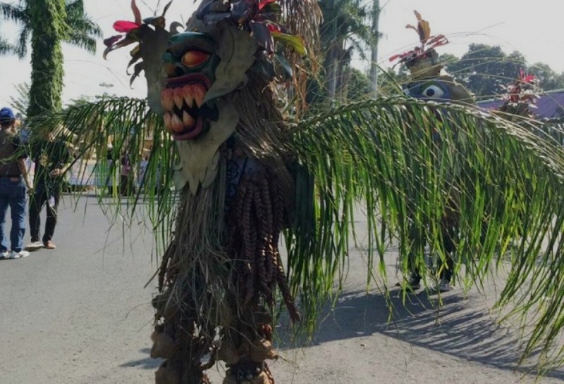 Keterangan Foto: Penampilan Seni Bebegig pada acara Galuh Ethnic Carnival di Alun-alun Ciamis beberapa waktu lalu. Foto: Istimewa